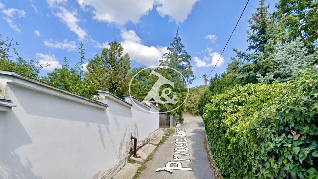 PREDAJ NÁDHERNÉHO POZEMKU SO VŠETKÝMI INŽ. SIEŤAMI A CESTOU, HRADNÝ KOPEC, PRVOSIENKOVA UL