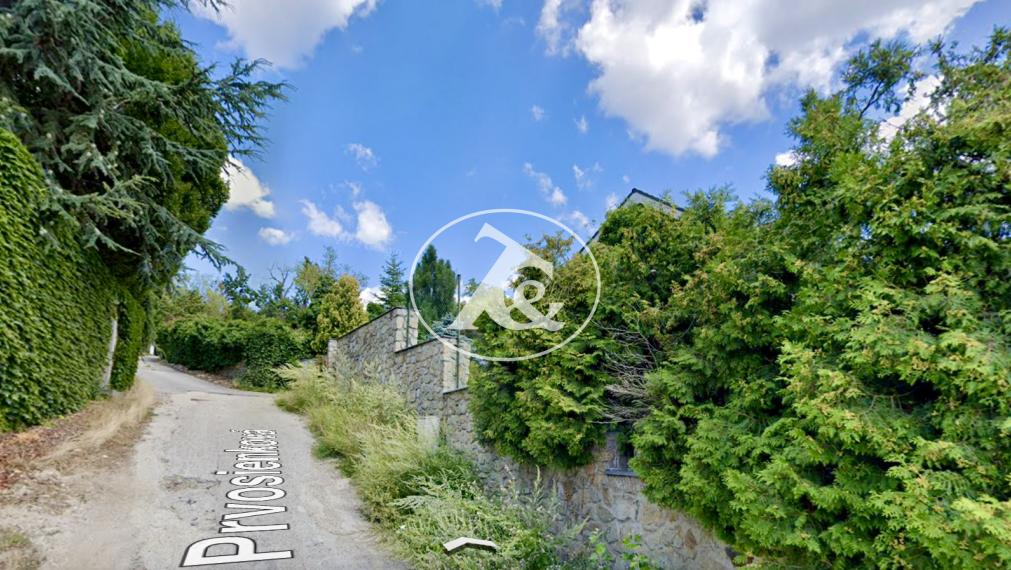 PREDAJ NÁDHERNÉHO POZEMKU SO VŠETKÝMI INŽ. SIEŤAMI A CESTOU, HRADNÝ KOPEC, PRVOSIENKOVA UL