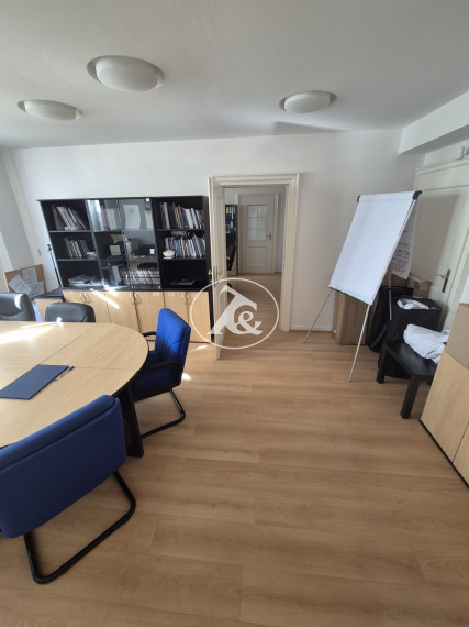 Dve prepojené kancelárie na pešej zóne