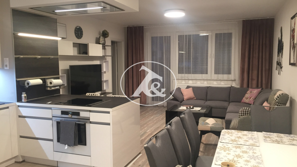 Prenájom štýlového 4-izbového bytu v projekte STEIN s dvomi kúpeľňami a parkovaním