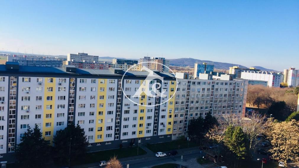 PREDAJ ATRAKTÍVNEHO 3-IZB. BYTU S LOGGIOU V PROSTREDÍ PLNOM ZELENE V BLÍZKOSTI JAZERA DRAŽDIAK(PETRŽALKA-ZNIEVSKA UL)