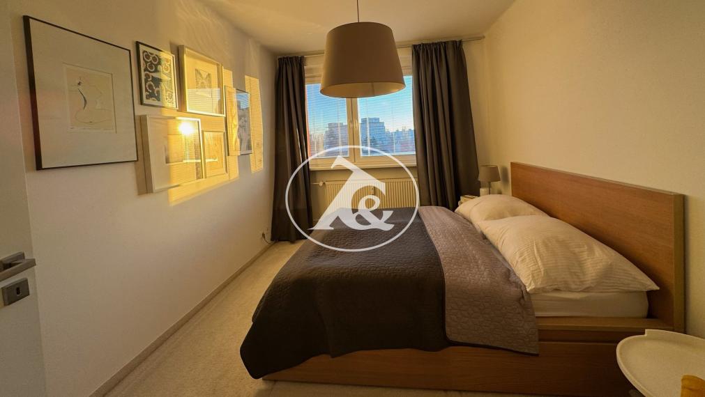 PREDAJ NÁDHERNÉHO 4-IZB. ZREKONŠTRUOVANÉHO BYTU S 2 BALKÓNMI  A VEĽKOU PIVNICOU V PROSTREDÍ PLNOM ZELENE (ULICA PRI BIELOM KRÍŽI)