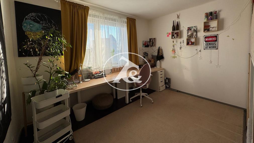 PREDAJ NÁDHERNÉHO 4-IZB. ZREKONŠTRUOVANÉHO BYTU S 2 BALKÓNMI  A VEĽKOU PIVNICOU V PROSTREDÍ PLNOM ZELENE (ULICA PRI BIELOM KRÍŽI)