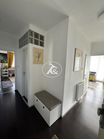 PREDAJ NÁDHERNÉHO 4-IZB. ZREKONŠTRUOVANÉHO BYTU S 2 BALKÓNMI  A VEĽKOU PIVNICOU V PROSTREDÍ PLNOM ZELENE (ULICA PRI BIELOM KRÍŽI)