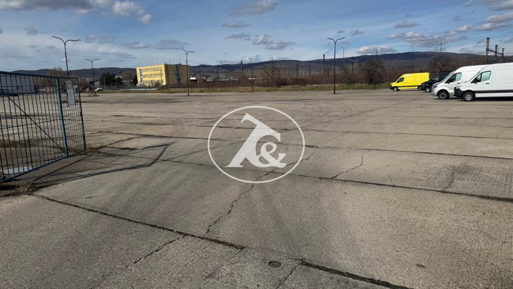 Plocha 3.000 - 10.000 m2 v stráženom areáli s vrátnicou