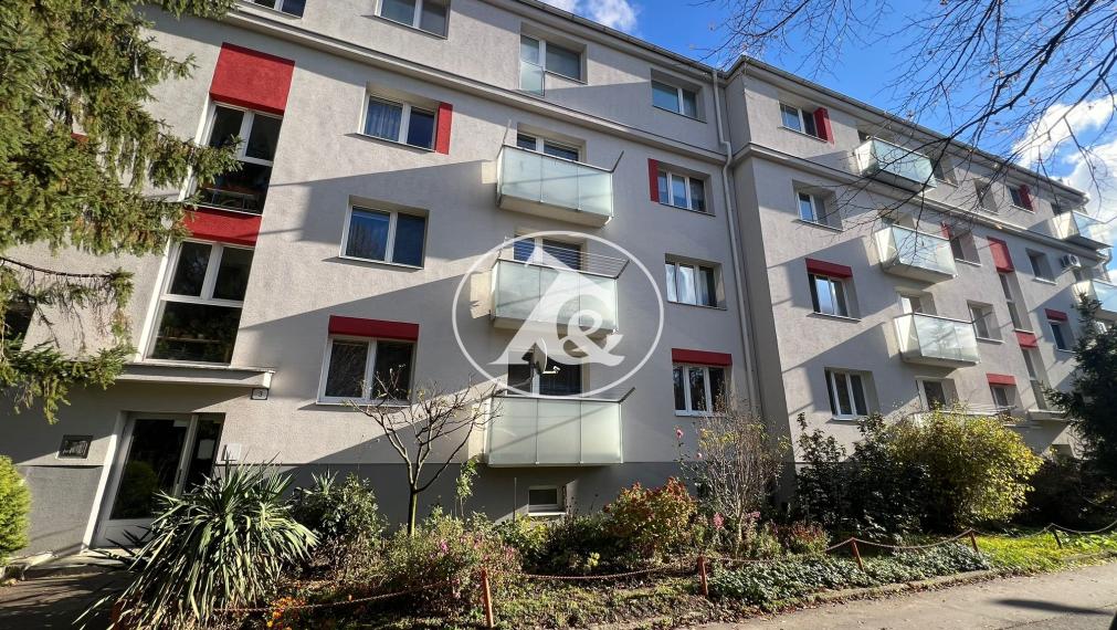 PREDAJ NÁDHERNÉHO 4-IZB. ZREKONŠTRUOVANÉHO BYTU S 2 BALKÓNMI  A VEĽKOU PIVNICOU V PROSTREDÍ PLNOM ZELENE (ULICA PRI BIELOM KRÍŽI)