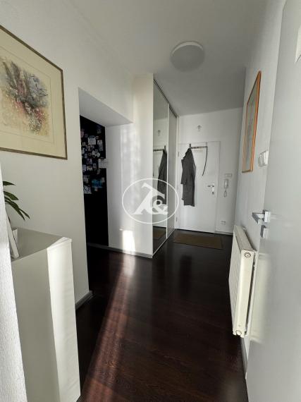 PREDAJ NÁDHERNÉHO 4-IZB. ZREKONŠTRUOVANÉHO BYTU S 2 BALKÓNMI  A VEĽKOU PIVNICOU V PROSTREDÍ PLNOM ZELENE (ULICA PRI BIELOM KRÍŽI)