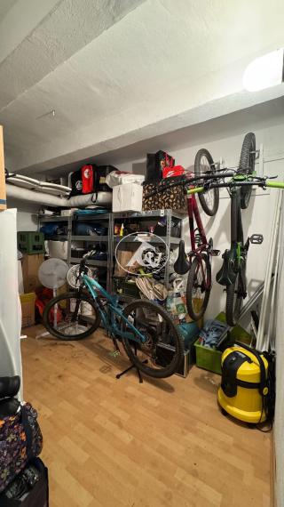 PREDAJ NÁDHERNÉHO 4-IZB. ZREKONŠTRUOVANÉHO BYTU S 2 BALKÓNMI  A VEĽKOU PIVNICOU V PROSTREDÍ PLNOM ZELENE (ULICA PRI BIELOM KRÍŽI)