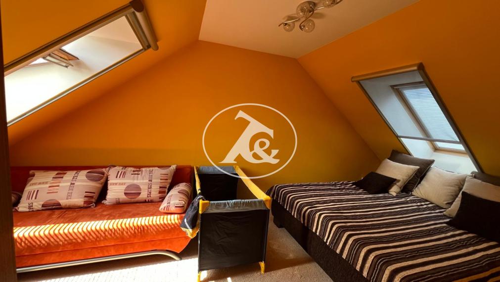 PREDAJ NÁDHERNÉHO 4,5-IZB. 2-PODLAŽNÉHO RODINNÉHO DOMU S GARÁŽOU A ZÁHRADOU V TICHOM PROSTREDÍ (CHORVÁTSKY GROB)