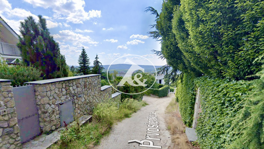 PREDAJ NÁDHERNÉHO POZEMKU SO VŠETKÝMI INŽ. SIEŤAMI A CESTOU, HRADNÝ KOPEC, PRVOSIENKOVA UL