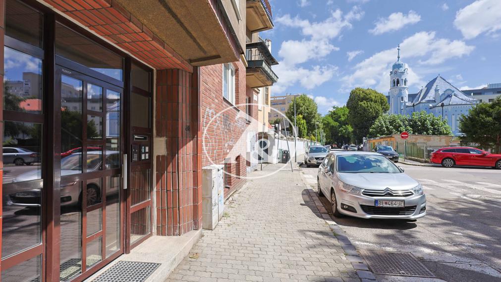 Exkluzívny predaj - Bývajte v srdci Starého Mesta – priestranný 3-izbový byt ideálny na bývanie aj investíciu