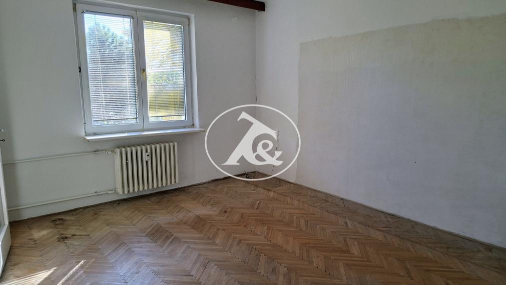 PRÍJEMNÝ 2-IZB.BYT, TEHLOVÝ DOM, NEPRECHODNÉ IZBY, KÚPOU VOĽNÝ, HANÁCKA UL.