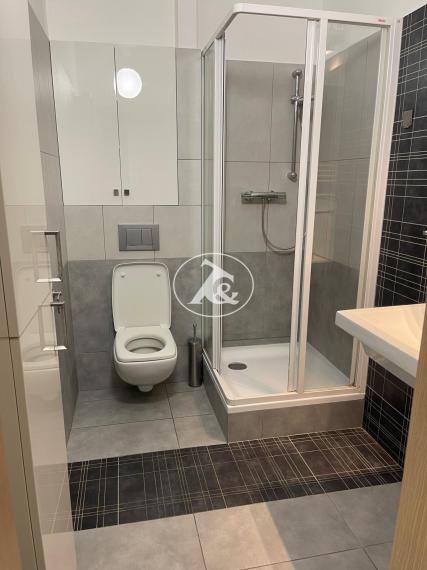 Prenájom moderného 2-izbového bytu s terasou a parkovaním