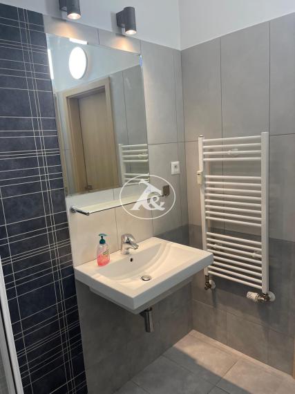 Prenájom moderného 2-izbového bytu s terasou a parkovaním