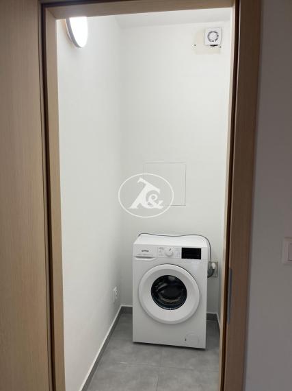 Prenájom moderného 2-izbového bytu s terasou a parkovaním