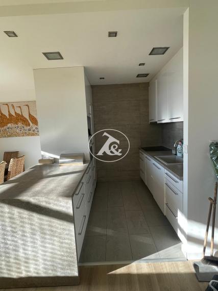 Prenájom moderného 2-izbového bytu s terasou a parkovaním