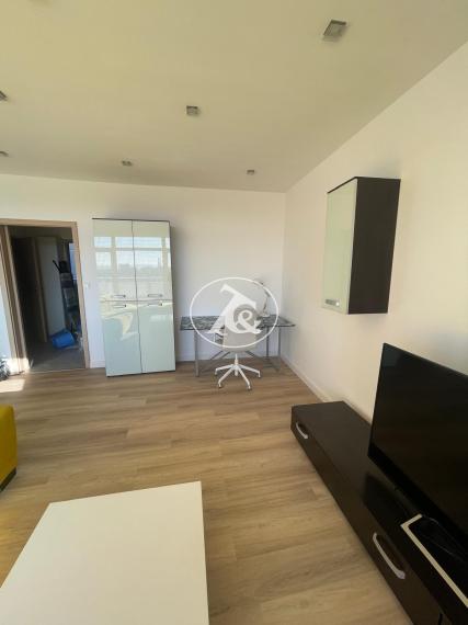 Prenájom moderného 2-izbového bytu s terasou a parkovaním