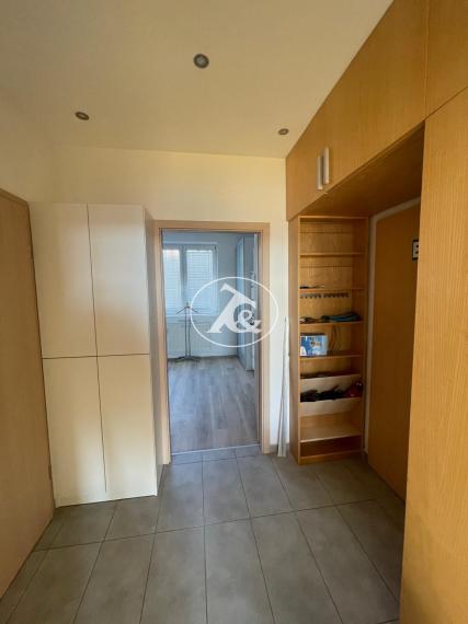 Prenájom moderného 2-izbového bytu s terasou a parkovaním