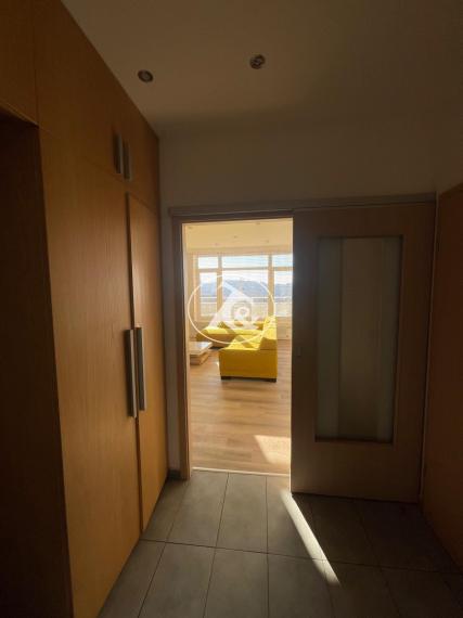 Prenájom moderného 2-izbového bytu s terasou a parkovaním