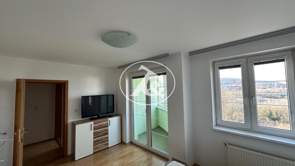 Pohodlné rodinné bývanie: Priestranný 3-izbový byt s potenciálom 4 izieb na predaj v Lamači na Bakošovej ul.