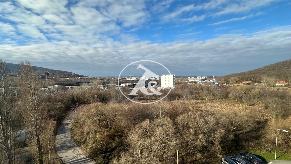 Pohodlné rodinné bývanie: Priestranný 3-izbový byt s potenciálom 4 izieb na predaj v Lamači na Bakošovej ul.