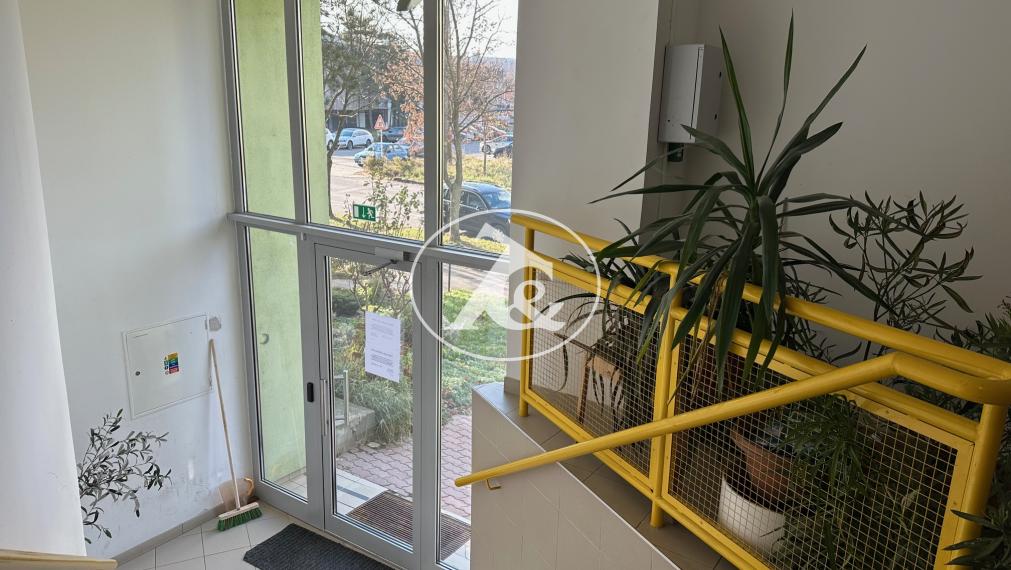 Pohodlné rodinné bývanie: Priestranný 3-izbový byt s potenciálom 4 izieb na predaj v Lamači na Bakošovej ul.