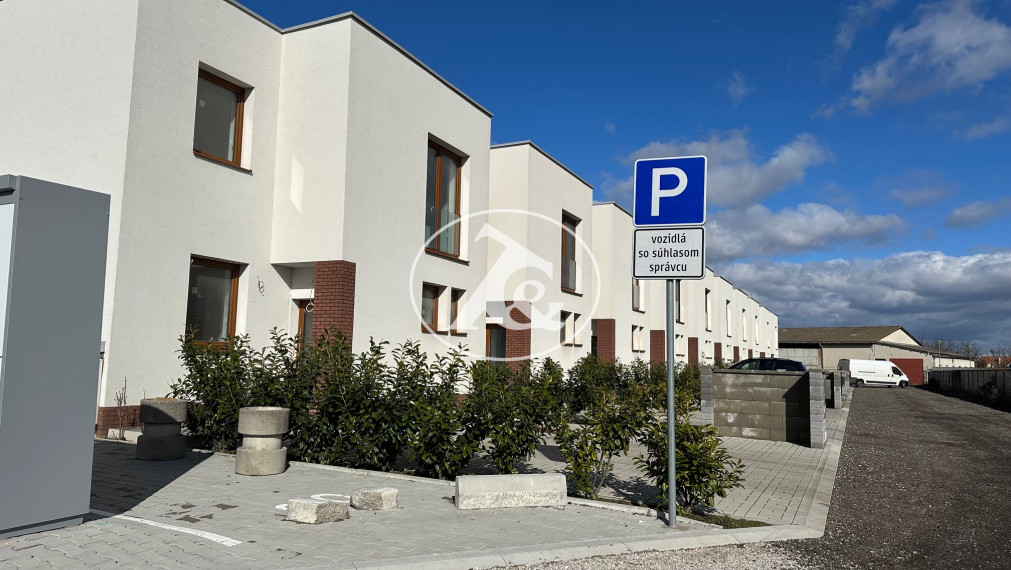 Za cenu bytu máte novostavbu priestranného 4-izbového domu 142 m² s terasou, pozemkom a 2 parkovaniami – pokojné rodinné bývanie v Novej Dedinke