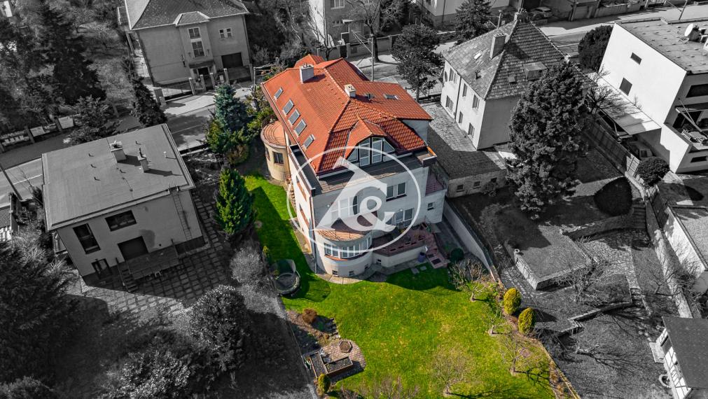 Ponúkame  na predaj výnimočnú vilu na prestížnej adrese Bratislavy o výmere 821 m² a úžitkovou plochou 750 m²