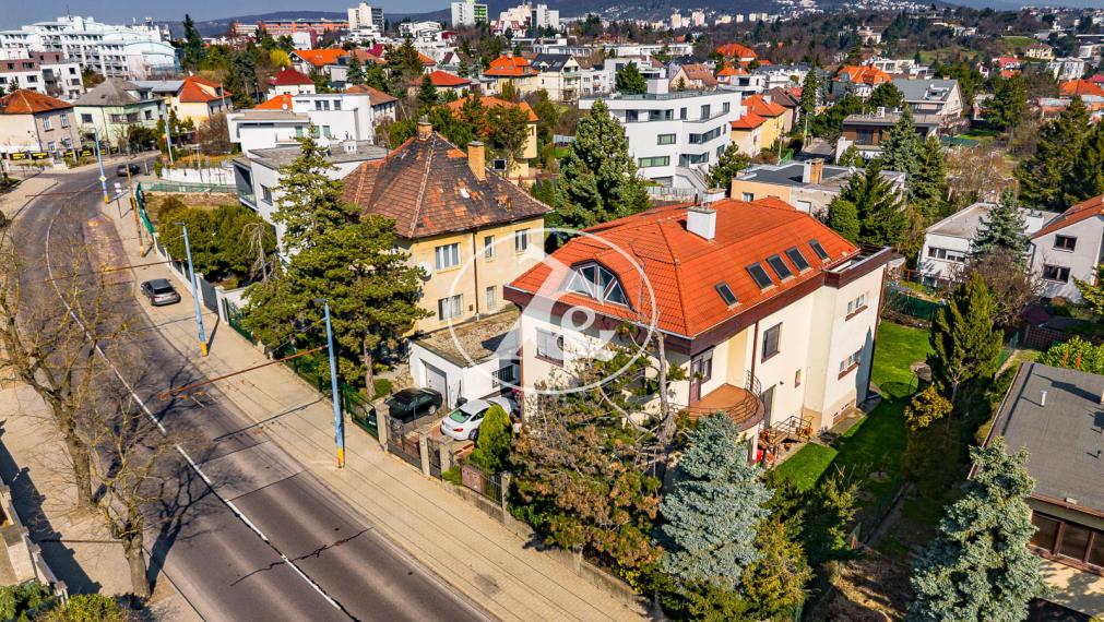 Ponúkame  na predaj výnimočnú vilu na prestížnej adrese Bratislavy o výmere 821 m² a úžitkovou plochou 750 m²