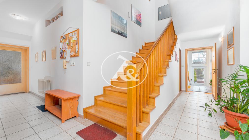 Ponúkame  na predaj výnimočnú vilu na prestížnej adrese Bratislavy o výmere 821 m² a úžitkovou plochou 750 m²