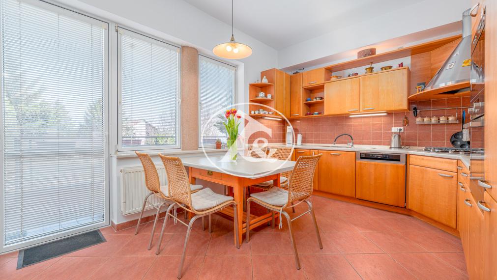 Ponúkame  na predaj výnimočnú vilu na prestížnej adrese Bratislavy o výmere 821 m² a úžitkovou plochou 750 m²