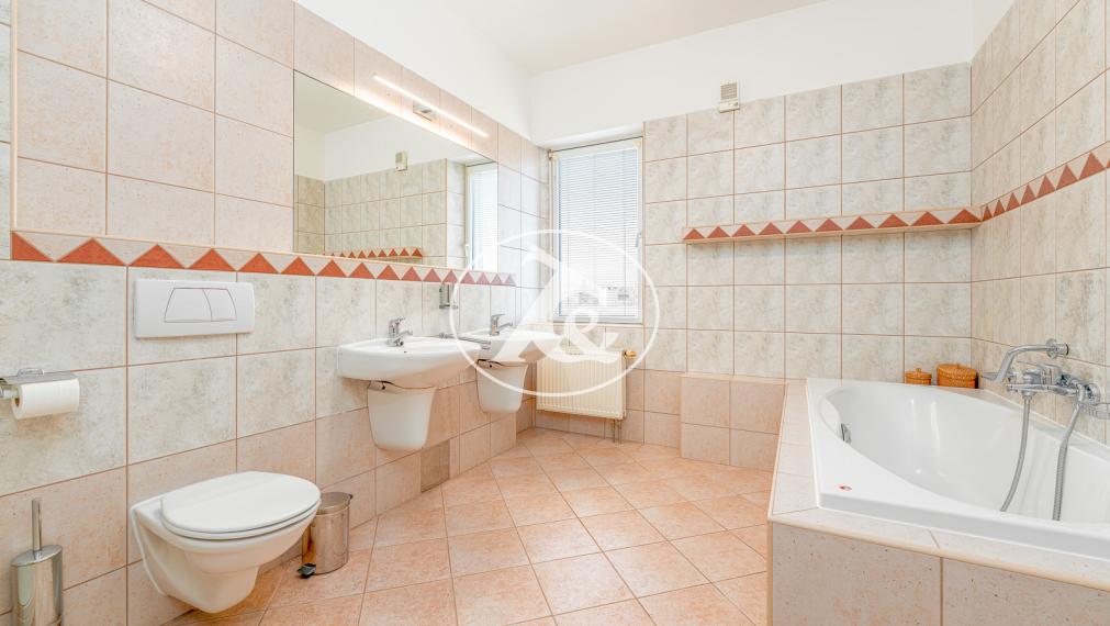 Ponúkame  na predaj výnimočnú vilu na prestížnej adrese Bratislavy o výmere 821 m² a úžitkovou plochou 750 m²