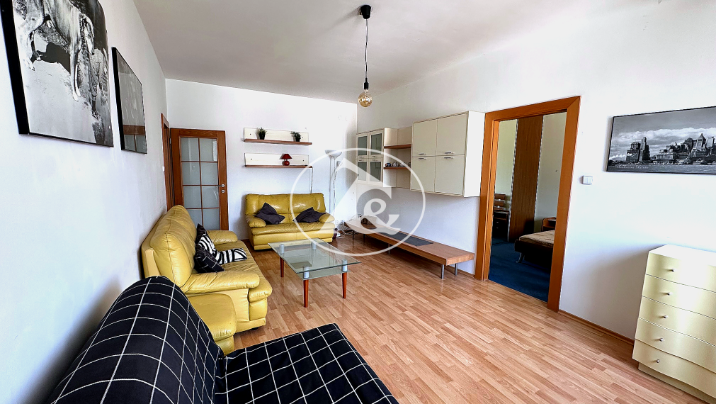 Nadčasový 2-izbový byt po rekonštrukcii v Starom Meste – Obchodná ul.