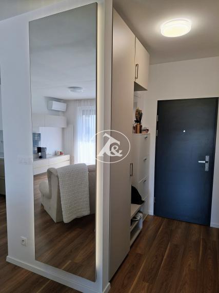 NOVOSTAVBA S PARKOVANÍM - PRÍJEMNÝ 2-IZB.BYT S BALKÓNOM, VKUSNE ZARIADENÝ, UL. Pri vápenickom potoku