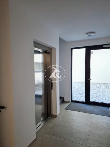 NOVOSTAVBA S PARKOVANÍM - PRÍJEMNÝ 2-IZB.BYT S BALKÓNOM, VKUSNE ZARIADENÝ, UL. Pri vápenickom potoku