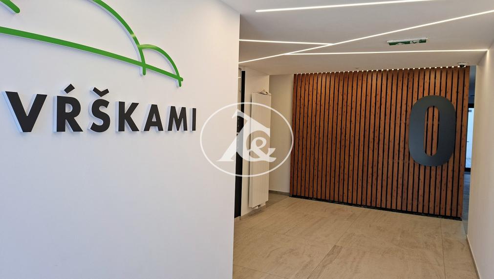 NOVOSTAVBA S PARKOVANÍM - PRÍJEMNÝ 2-IZB.BYT S BALKÓNOM, VKUSNE ZARIADENÝ, UL. Pri vápenickom potoku