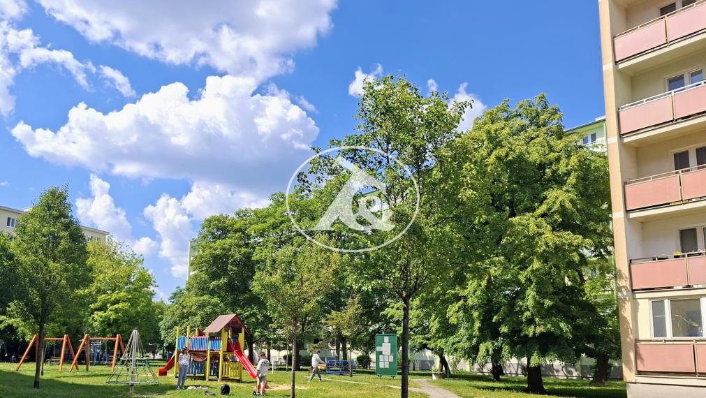 MODERNÝ 2,5-IZBOVÝ ZREKONŠTRUOVANÝ BYT, UL. ČESKOSL.PARAŠUTISTOV, MODERNE ZARIADENÝ