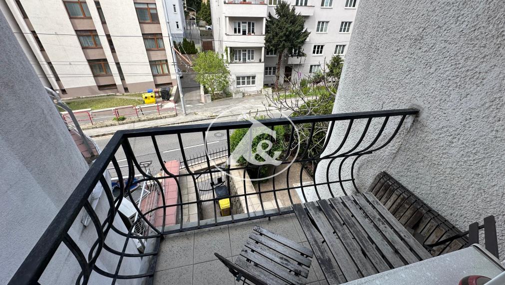 Bývanie pri Bratislavskom hrade - prenájom veľkého zariadeného 4-izb. bytu na ul. Palisády