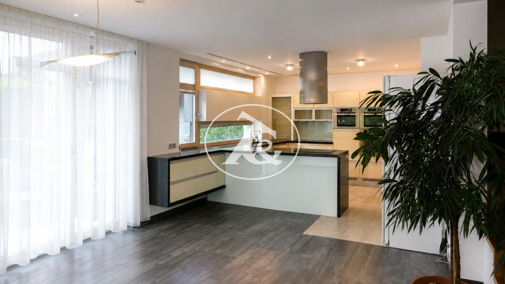 Nadštandardný rodinný dom s bazénom, dvojgarážou a samostatným apartmánom – Bratislava, Vajnory