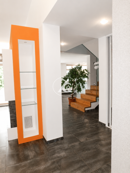 Nadštandardný rodinný dom s bazénom, dvojgarážou a samostatným apartmánom – Bratislava, Vajnory