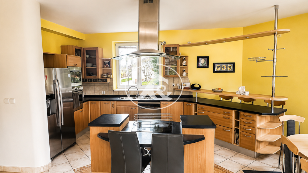 Predaj - romanticá  rodinná vila na pozemku o výmere 1396 m² v Trenčíne, v časti Hanzlíková