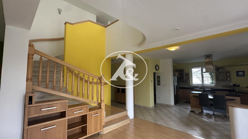 Predaj - romanticá  rodinná vila na pozemku o výmere 1396 m² v Trenčíne, v časti Hanzlíková