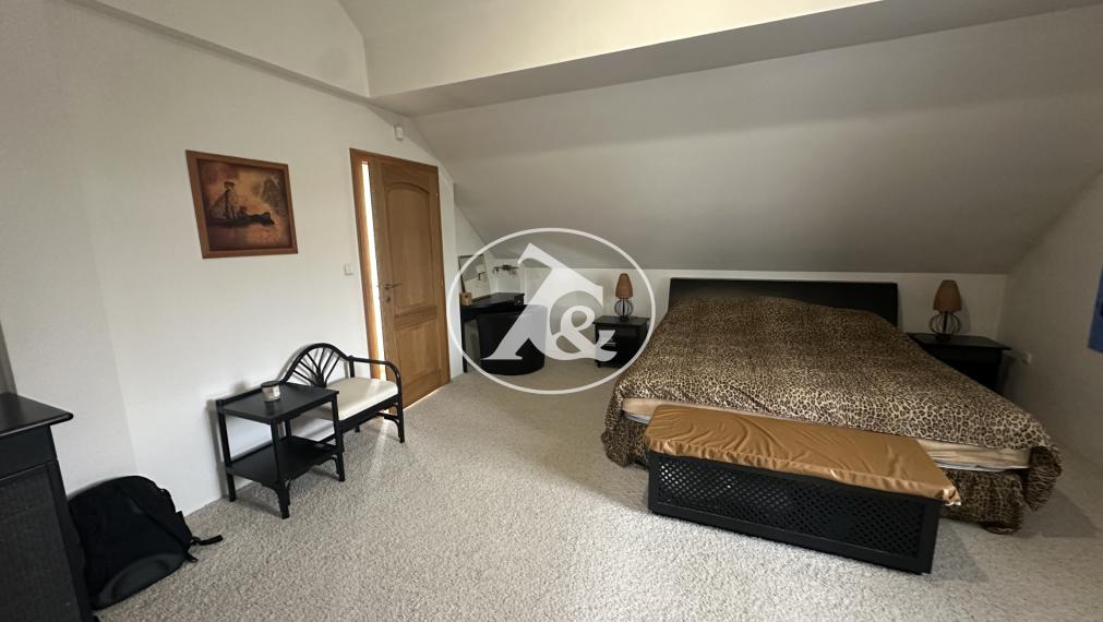 Predaj - romanticá  rodinná vila na pozemku o výmere 1396 m² v Trenčíne, v časti Hanzlíková