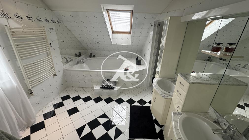 Predaj - romanticá  rodinná vila na pozemku o výmere 1396 m² v Trenčíne, v časti Hanzlíková