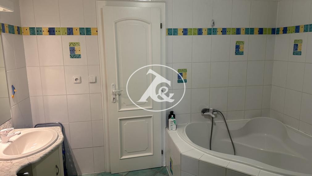 Predaj - romanticá  rodinná vila na pozemku o výmere 1396 m² v Trenčíne, v časti Hanzlíková