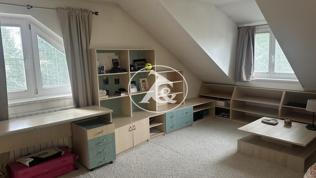 Predaj - romanticá  rodinná vila na pozemku o výmere 1396 m² v Trenčíne, v časti Hanzlíková
