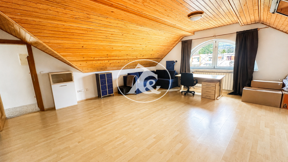 Predaj - romanticá  rodinná vila na pozemku o výmere 1396 m² v Trenčíne, v časti Hanzlíková