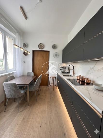 Predaj 2-izbového bytu s balkónom v Karlovej Vsi – Adámiho ul., 49,47 m² s potenciálom podľa vlastných predstáv