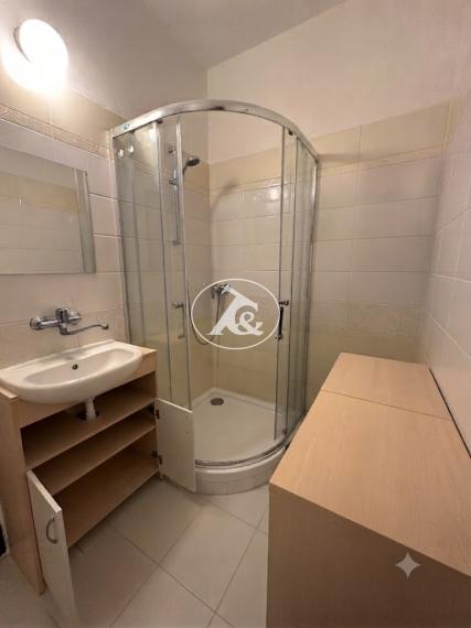 Predaj 2-izbového bytu s balkónom v Karlovej Vsi – Adámiho ul., 49,47 m² s potenciálom podľa vlastných predstáv