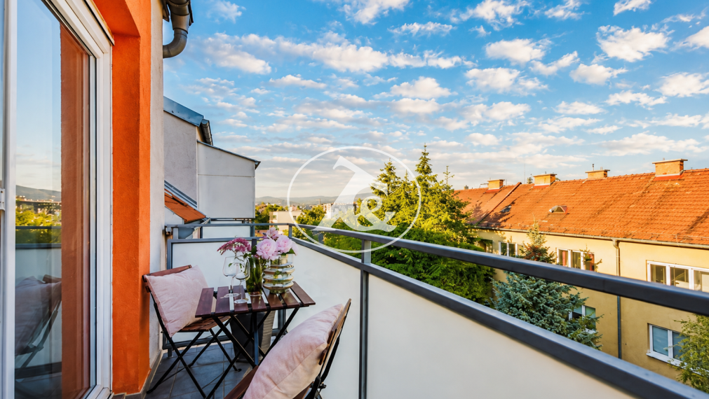 MODERNÝ 3-IZBOVÝ MEZONETOVÝ BYT S BALKÓNOM V CENTRE MESTA PEZINOK